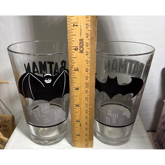 Batman Pint Glass Set Of 2 Beer Mugs Drinking Cups DC Comics Gotham Cityscape - Picture 9 of 11